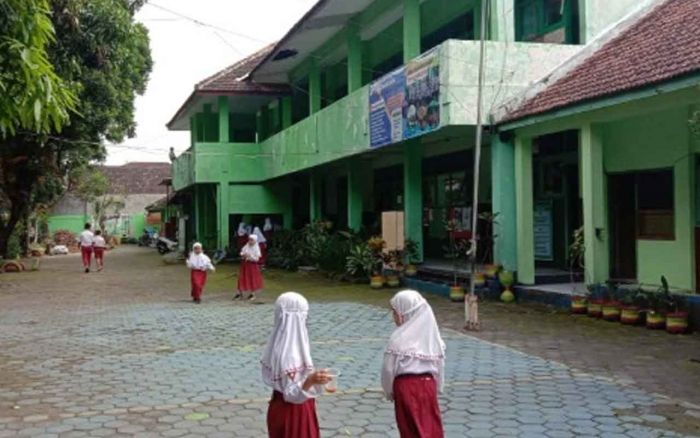 Diduga Sekolah Saling Berdekatan, SD Negeri di Kota Malang Hanya Terima 2 Siswa Baru Diduga Sekolah Saling Berdekatan, SD Negeri di Kota Malang Hanya Terima 2 Siswa Baru
