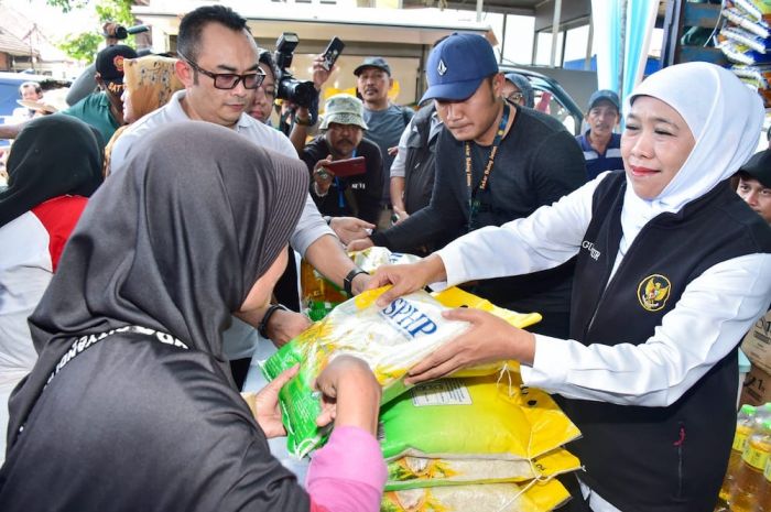 Gelar Pasar Murah di Situbondo Jelang Nataru, Gubernur Khofifah Turut Bagikan Uang Bansos