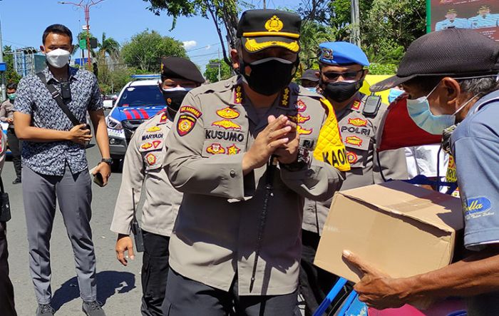 PPKM Darurat, Kapolresta Sidoarjo Bagikan Ratusan Paket Sembako ke PKL dan Tukang Becak