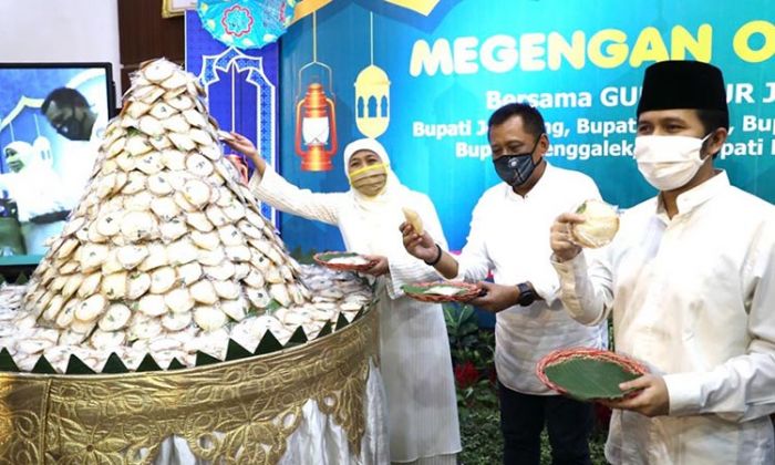 Gubernur Khofifah Megengan secara Online Bareng 5 Bupati