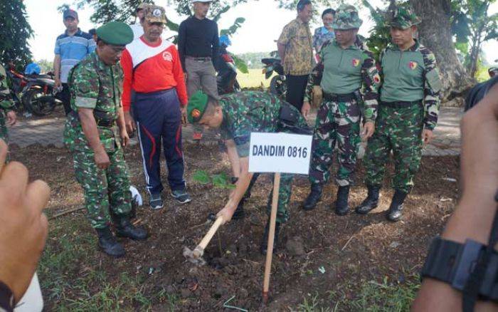 Saluran Air Sering Macet, Anggota Kodim 0816 dan Koramil Turun Tangan Bersihkan Sungai