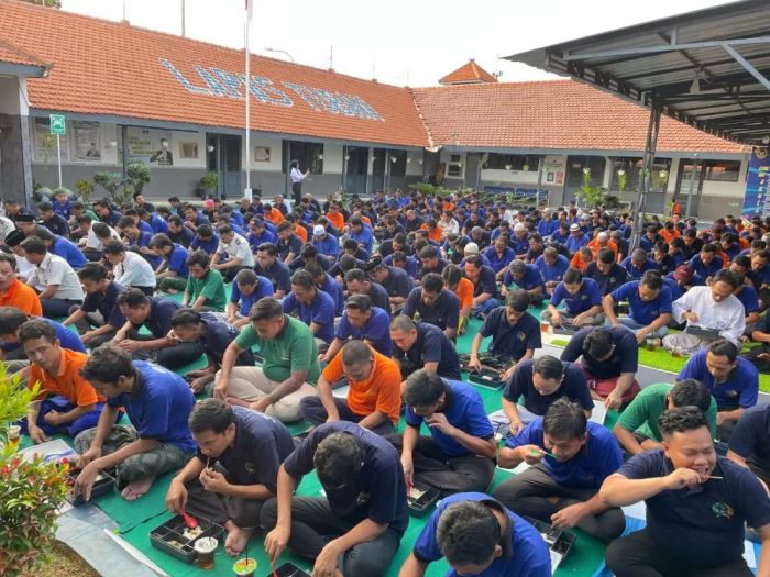 Ratusan Warga Binaan Lapas Tuban Santap Daging Kurban Bersama Kalapas dan Petugas