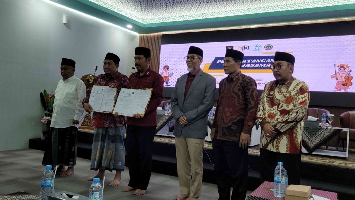Kerjasama UAC, Dirjen Kementerian Hukum Serahkan Surat Pencatatan Ciptaan Buku Kiai Asep Kerjasama UAC, Dirjen Kementerian Hukum Serahkan Surat Pencatatan Ciptaan Buku Kiai Asep