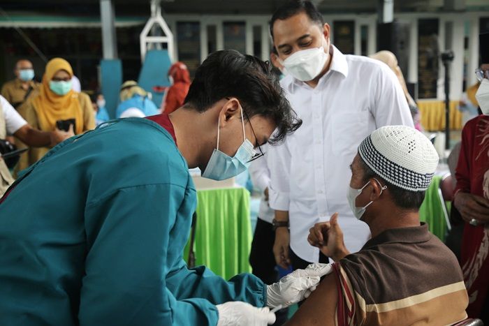 ​Tinjau Vaksinasi Massal, Cak Eri Pastikan 394 Ribu Warga Surabaya Sudah Divaksin