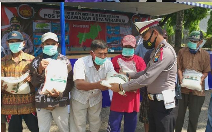Cegah Penyebaran Covid-19, Petugas Pos PAM Nataru Bagi-bagi Masker dan Sembako