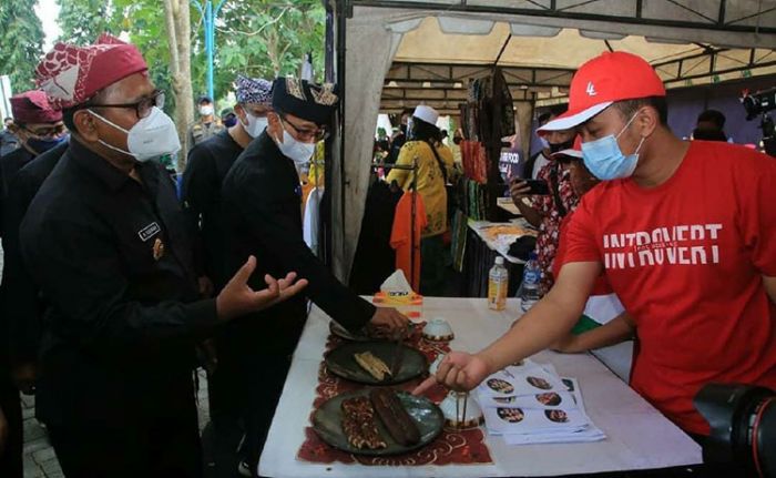 Nikmatnya Menyantap Pepesan Sidat di Oling River Food Festival