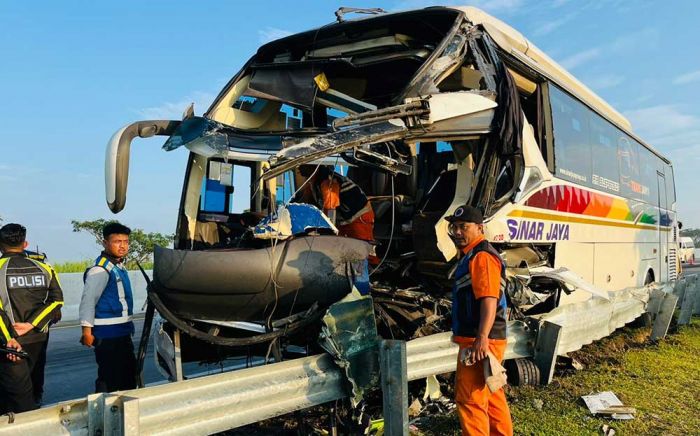 Bus Sinar Jaya Tabrak Truk Trailer di Tol Ngawi, Sopir Luka-Luka Bus Sinar Jaya Tabrak Truk Trailer di Tol Ngawi, Sopir Luka-Luka