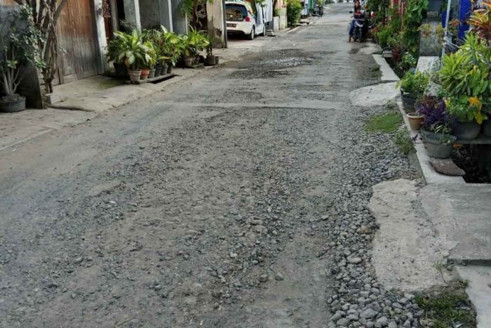 Lima Tahun Tak Diperbaiki, Warga Keluhkan Jalan Rusak Penghubung Kecamatan di Nganjuk 