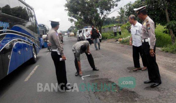 Telan Korban Jiwa, Satlantas Polres Jombang Beri Tanda Jalan Nasional yang Berlubang