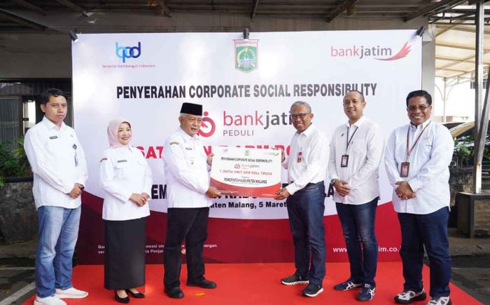 Atasi Sampah, Bank Jatim Serahkan 1 Unit Arm Roll Truck ke Pemkab Malang