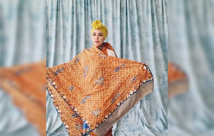 Ayu Khoirunita, Istri Bupati Bangkalan Tampil Modis Promosikan Batik