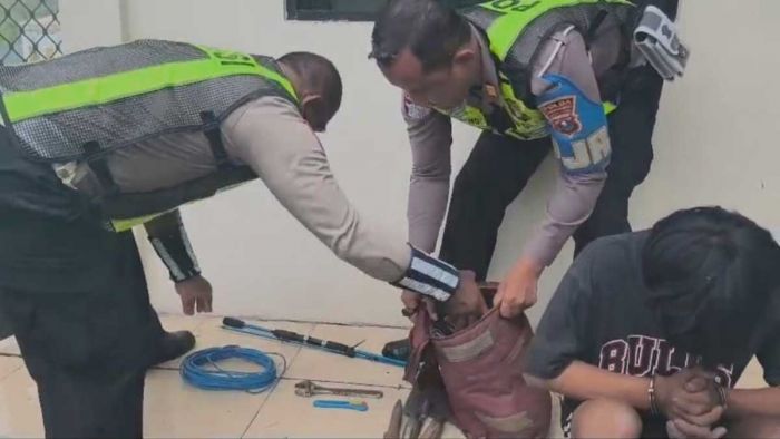 Sat PJR Polda Jatim Tangkap Maling Kabel di Jembatan Suramadu