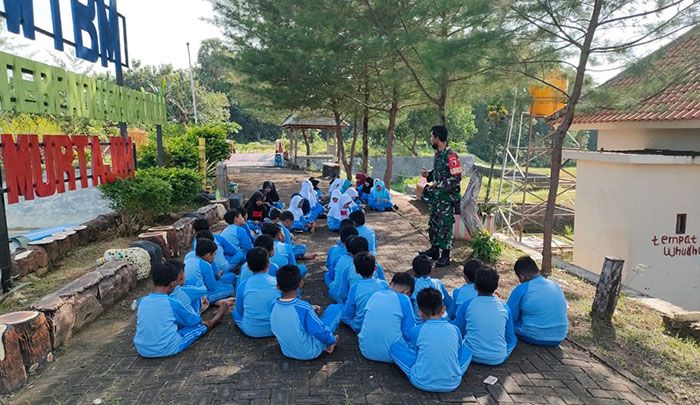 Babinsa Koramil 0826-06 Pademawu Pamekasan Beri Wawasan Kebangsaan di SDN 1 Murtajih