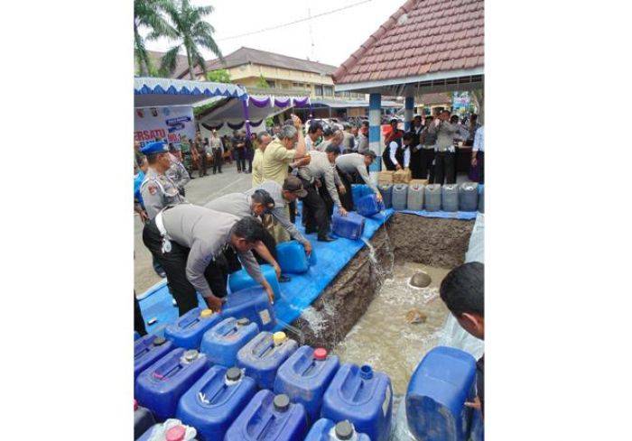 Ribuan Liter Miras di Nganjuk Dimusnahkan