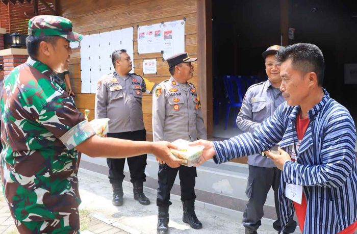 TNI-Polri di Ngawi Bagikan Makanan Sehat ke Masyarakat saat Coblosan Pilkada 2024