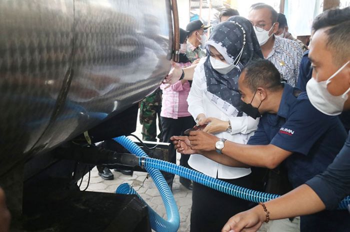 Bupati Mojokerto Tinjau Distribusi Ribuan Liter Minyak Goreng Curah untuk Pedagang dan IKM