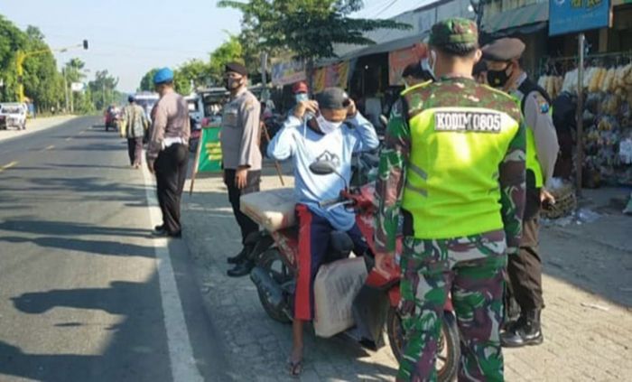 PPKM Level IV, Koramil dan Polsek Padas Gelar Operasi Yustisi di Jalan Raya Ngawi-Caruban