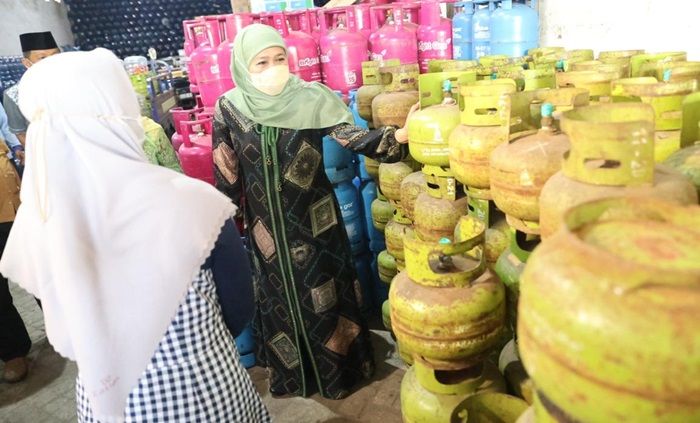 Tinjau Distributor Elpiji di Jombang, Gubernur Khofifah Pastikan Stok di Jatim Aman