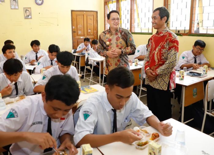 Pj Gubernur Jatim Tinjau Uji Coba Program Makan Bergizi di SMA dan SMK Gema 45 Surabaya