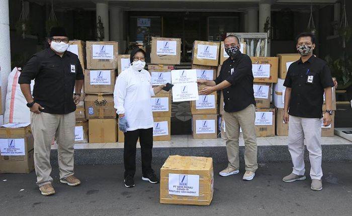 Bantu Pemkot Surabaya Lawan Covid-19, PT SIER Serahkan Ribuan Baju Hazmat dan Masker Medis