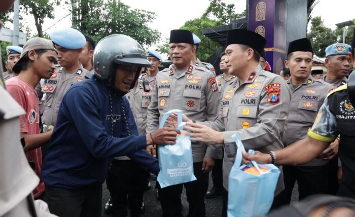 Kapolda Jatim Ikut Bagikan 600 Takjil Gratis ke Pengendara di Depan Mapolda