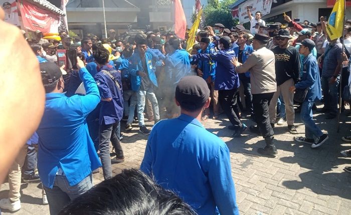 Aksi Demo Tolak Kenaikan BBM di Gedung DPRD Pasuruan Ricuh, Dua Anggota PMII Sempat Diamankan