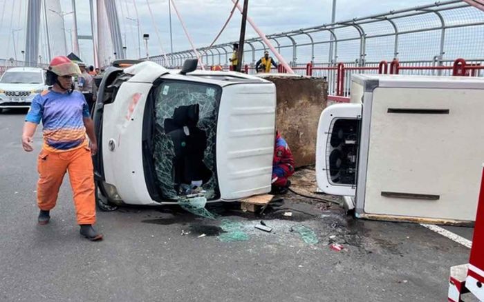 Pecah Ban, Mobil Boks Gran Max Terguling di Jembatan Suramadu