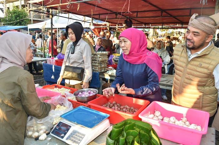 Pastikan Stok dan Harga Bapok Aman, Khofifah Didampingi Wali Kota Batu Tinjau Pasar Among Tani