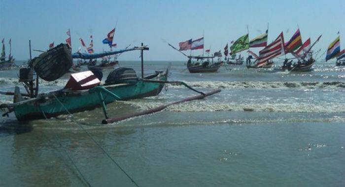 Ombak Besar Berkepanjangan, Nelayan Tuban Tak Melaut, Pemkab Tutup Mata