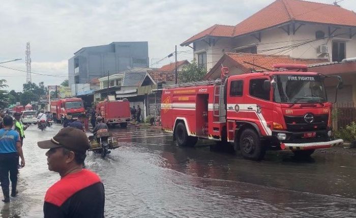 Hari Natal, 4 Truk Damkar Disiagakan untuk Antisipasi Banjir di Rungkut Menanggal Harapan