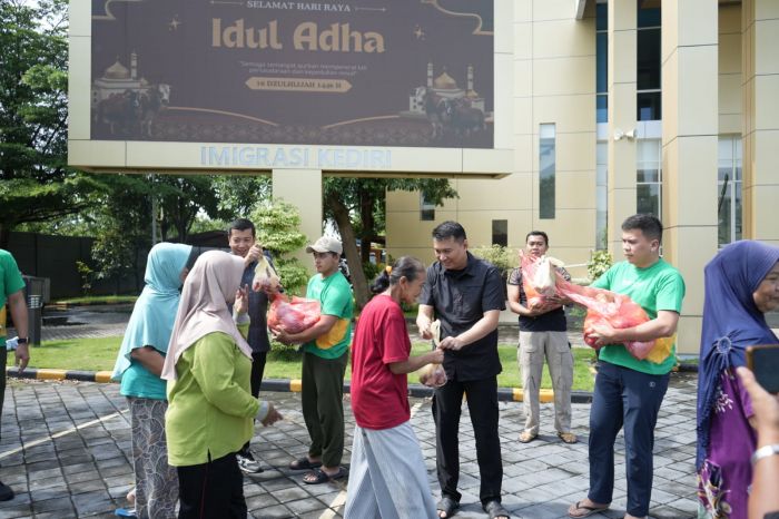 Kantor Imigrasi Kediri Bagikan Daging Kurban 1446 H ke Masyarakat Kantor Imigrasi Kediri Bagikan Daging Kurban 1446 H ke Masyarakat
