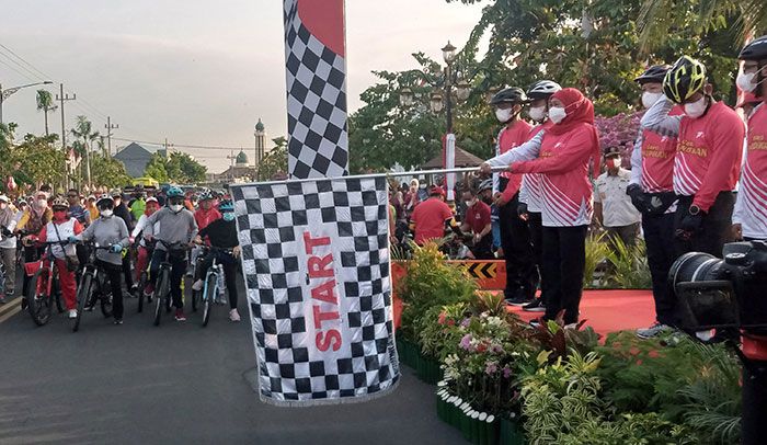 Bangun Semangat Nasionalisme, Gubernur Khofifah Gowes Bareng Masyarakat Madiun Raya