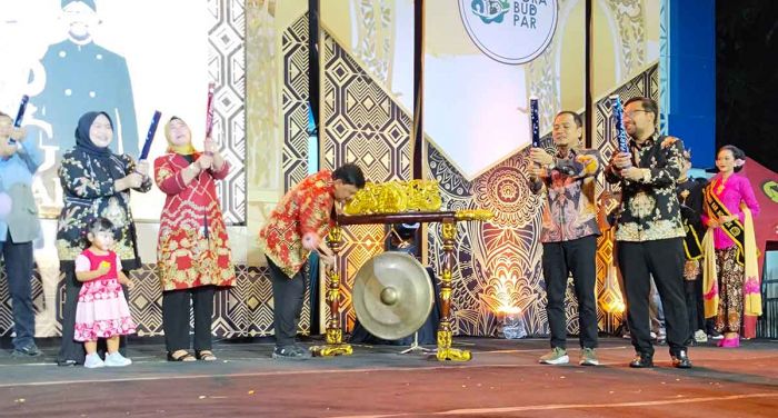 Sparkling Nganjuk Carnival 2025 Tampilkan 234 Busana Eksotik Bernuansa Batik Sparkling Nganjuk Carnival 2025 Tampilkan 234 Busana Eksotik Bernuansa Batik