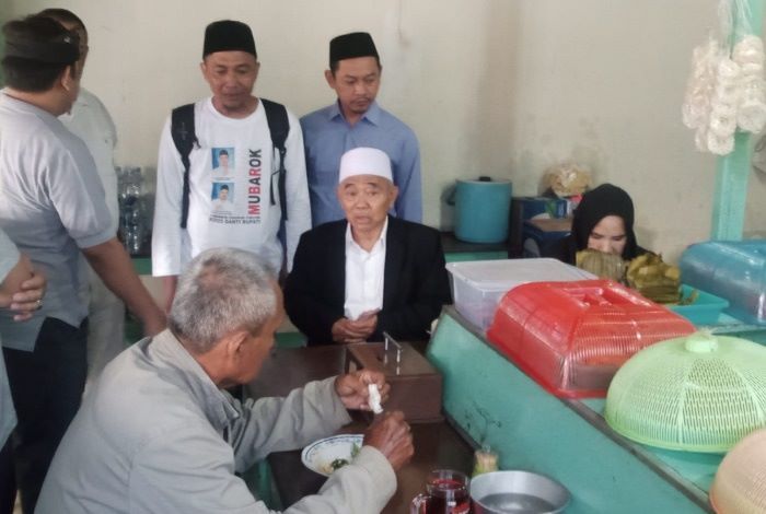 Kedatangan Kiai Asep dan Tim Mubarok di Pasar Bangsal Disambut Antusias Pedagang dan Warga