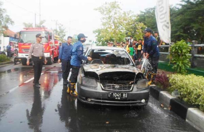 Mobil Sedan Terbakar di Jalan Pagerwojo