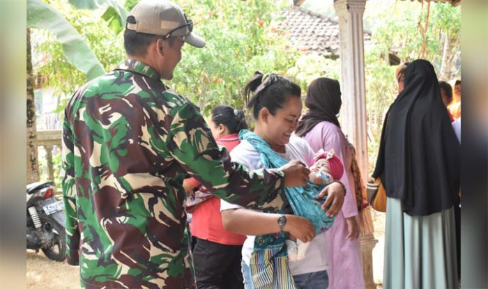 Satgas TMMD 106 Kodim 0818 Dampingi Petugas Kesehatan Suntik Imunisasi Campak ke Pelajar