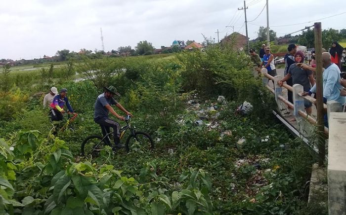 Warga Desa Kedungringin dan Cangkringmalang Bersih-bersih Sampah yang Menyumbat Sungai Wrati