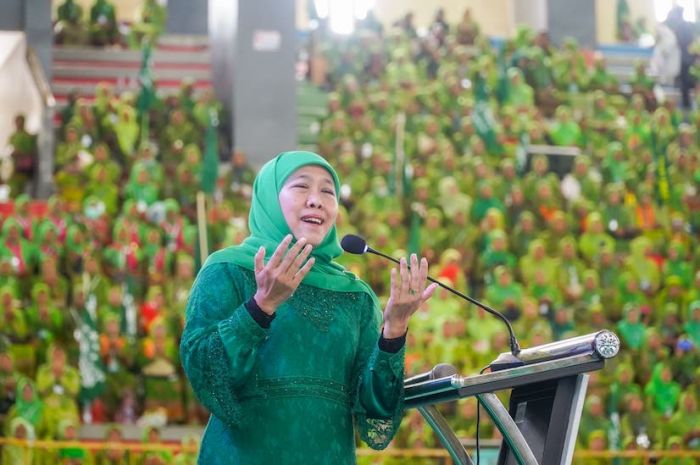 Di Pelantikan Pengurus PAC dan Ranting Muslimat NU Kediri, Khofifah Teken Peresmian Klinik