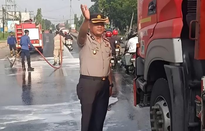 Tumpahan Solar di Jalan Raya Lamongan-Babat, Polisi dan Damkar Lakukan Pembersihan