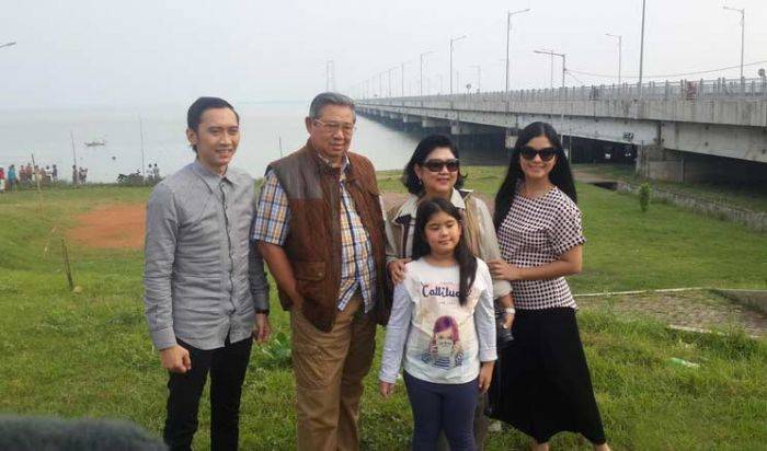 SBY Mengenang, Mejeng dan Jalan-jalan di Jembatan Suramadu SBY Mengenang, Mejeng dan Jalan-jalan di Jembatan Suramadu