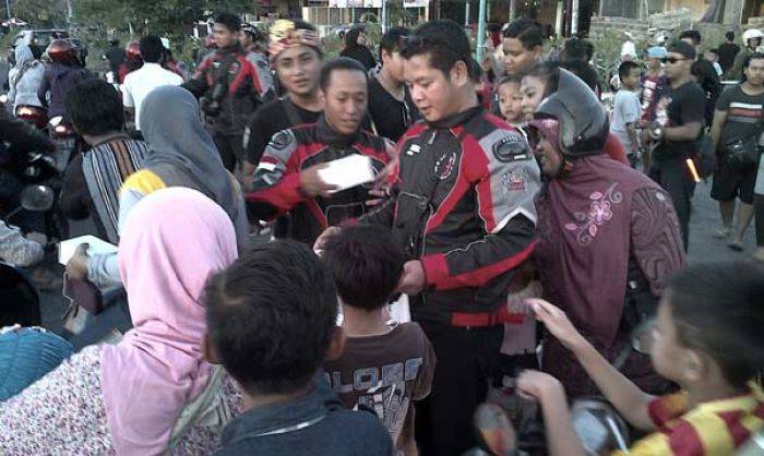 Komunitas RX King Gresik Keliling Kota Berbagi Sedekah