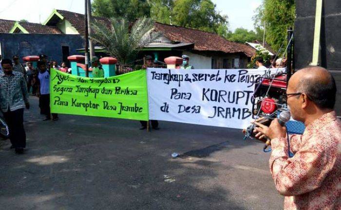 Tuntut Transparasi ADD, Warga Jrambe Mojokerto Demo Balai Desa