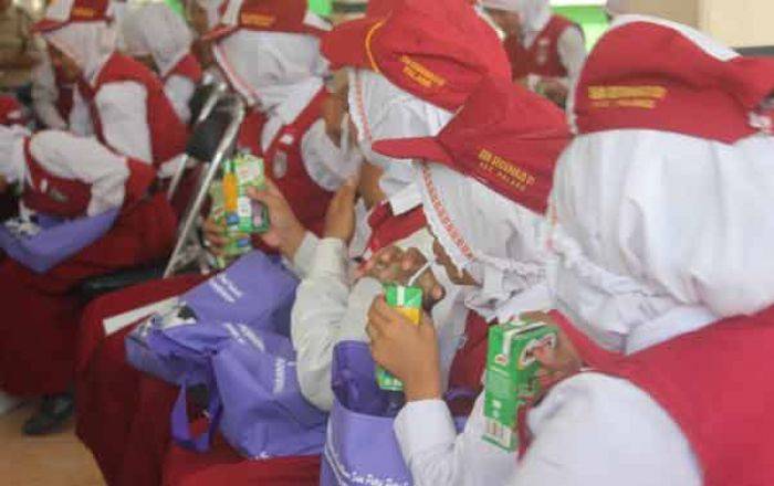 Tingkatkan Gizi, Anak Nelayan di Tuban Diajak Rutin Konsumsi Telur dan Susu