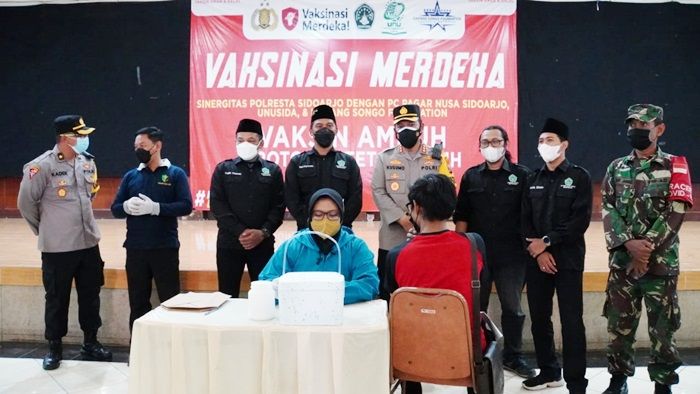 Kejar Target 70 Persen, Polresta Sidoarjo Gandeng Pagar Nusa Gelar Vaksinasi Covid-19 di Bluru Kidul