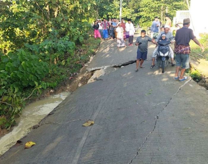 Hujan Intensitas Tinggi Sebabkan Jalan di Kedungdung Sampang Longsor