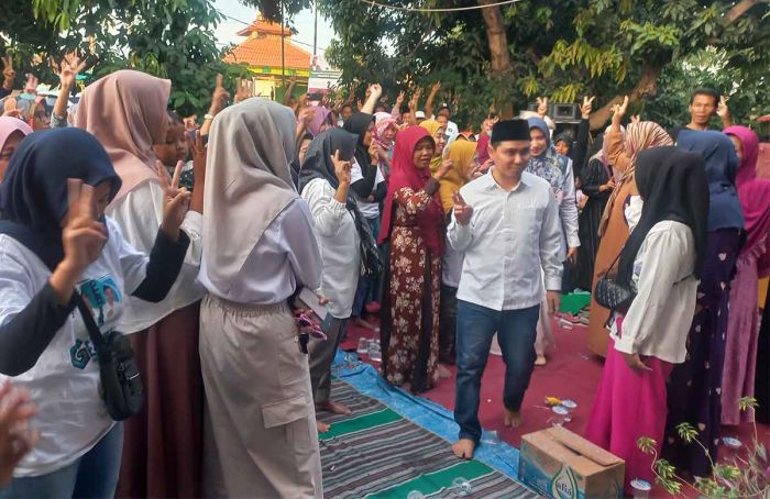 Pasangan Mubarok Sapa Masyarakat saat Kunjungi Desa-desa di Kecamatan Mojosari