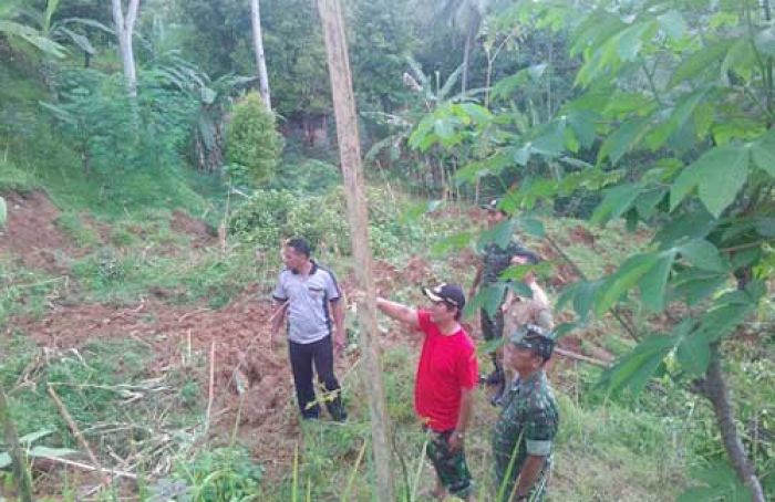 Retakan Tanah Kian Lebar, Warga Jurug, Ponorogo Mengungsi