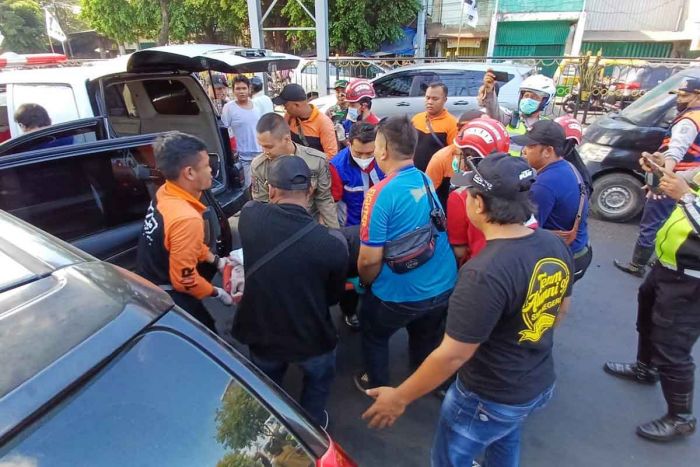 Toyota Avanza Tabrak Tiang JPO Wonokromo Surabaya, 1 Wanita Meninggal Dunia