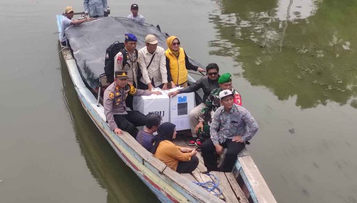 Polisi di Sidoarjo Kawal Distribusi Logistik Pilkada 2024 Melalui Jalur Laut