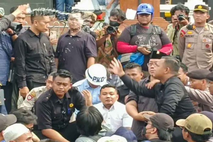 Dua Anggota DPRD Jatim Disiram Air oleh Pendemo saat Temui Massa Aksi ‘Indonesia Gelap’